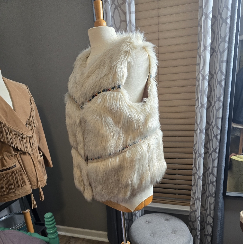 Western Style Luxe Faux Fur Vest - Picture 3 of 6